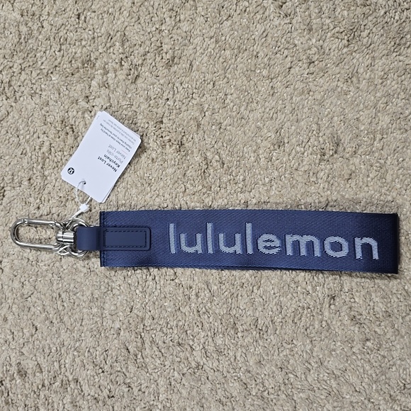 Lululemon Never Lost Keychain NWT - Picture 2 of 5